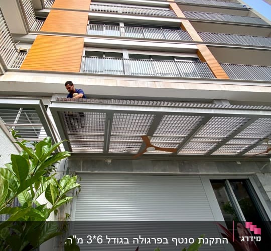 אדם עובד על פרגולה עם מאוורר תקרה